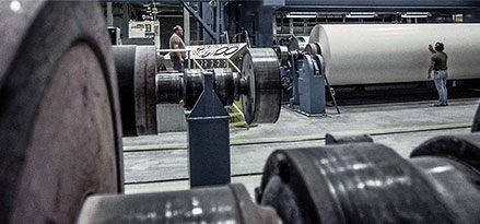 Mobil worker and customer in a pulp and paper factory