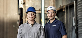 Mobil worker and customer in a warehouse