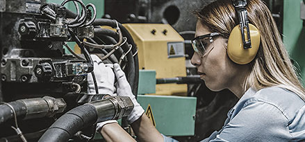 Mobil worker fixing a machine